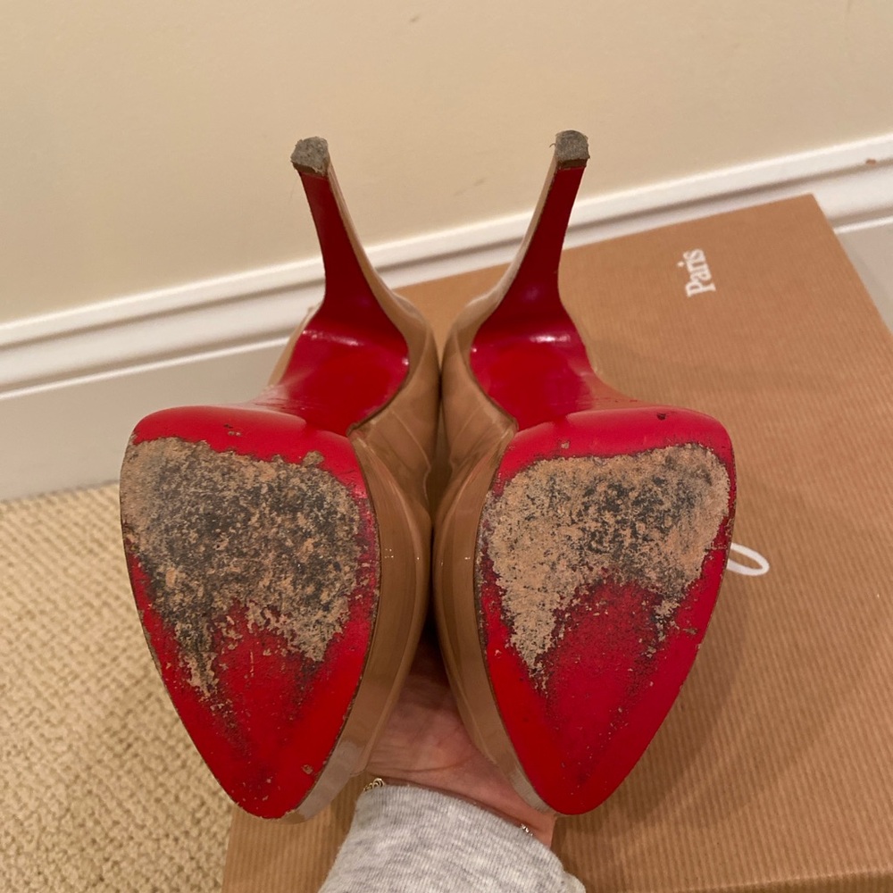 Christian Loubutin Peep Toe
Size 35
Patent beige